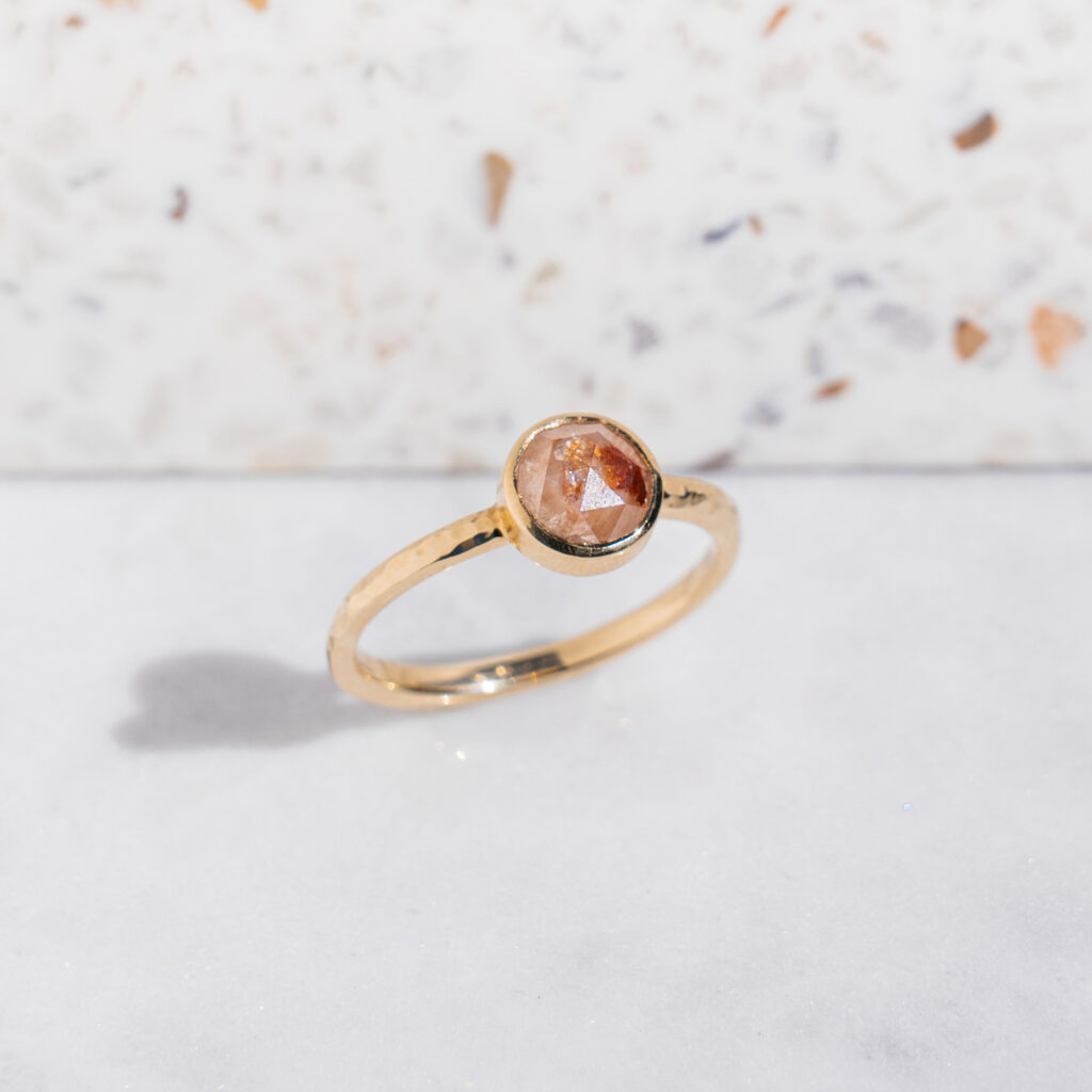 Ergonomischer Verlobungsring mit großer Diamantrose in Rosa- und Brauntönen. Schmale Ringschiene, glänzend poliert mit dezenter Hammerschlagstruktur.