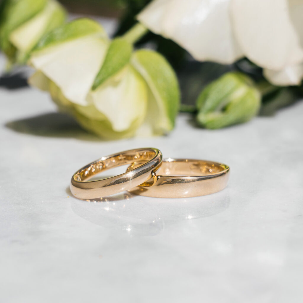 Klassisches Eheringpaar aus Gelbgold, glänzend poliert.
