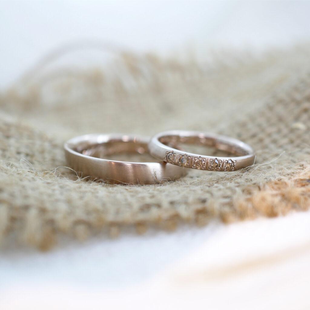 schmale Trauringe aus Roséweißgold mit 5 braunen Brillanten im Damenring