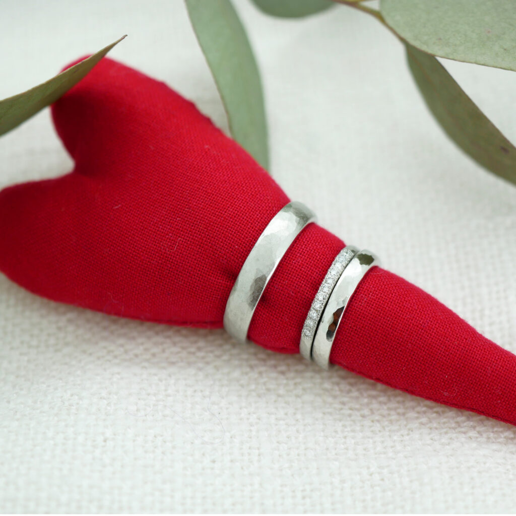 Trauringkombination aus Platin mit Vorsteckring mit 11 Brillanten