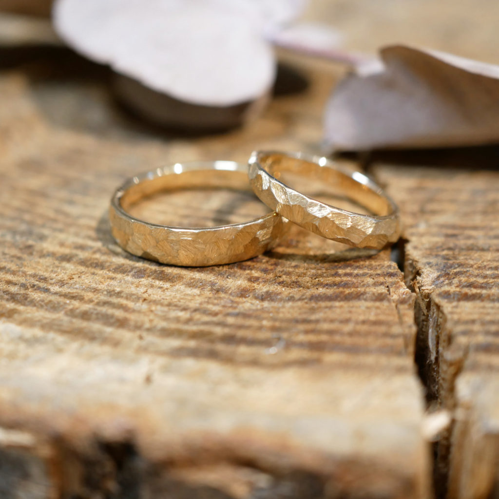 ergonomische_Trauringe_Band _Manufaktur_A-Form_585_Gelbgold_Hammerstruktur