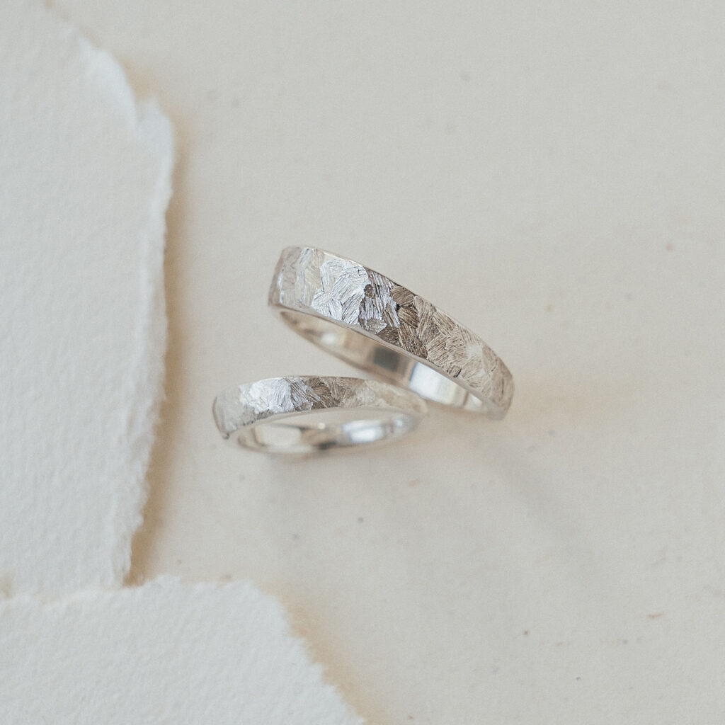 Trauringpaar aus Silber mit grober Struktur