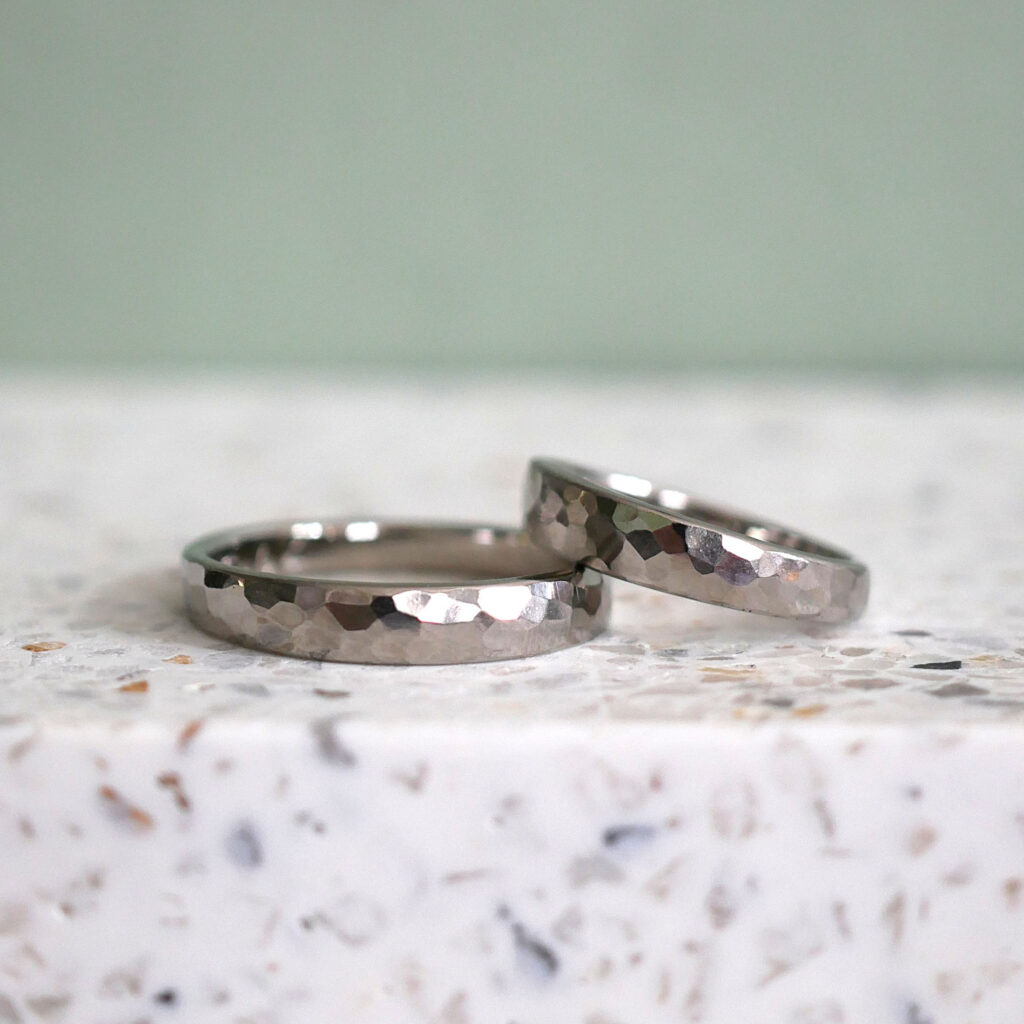 Zwei ergonomische Eheringe aus Palladium mit Hammerschlag Oberfläche.