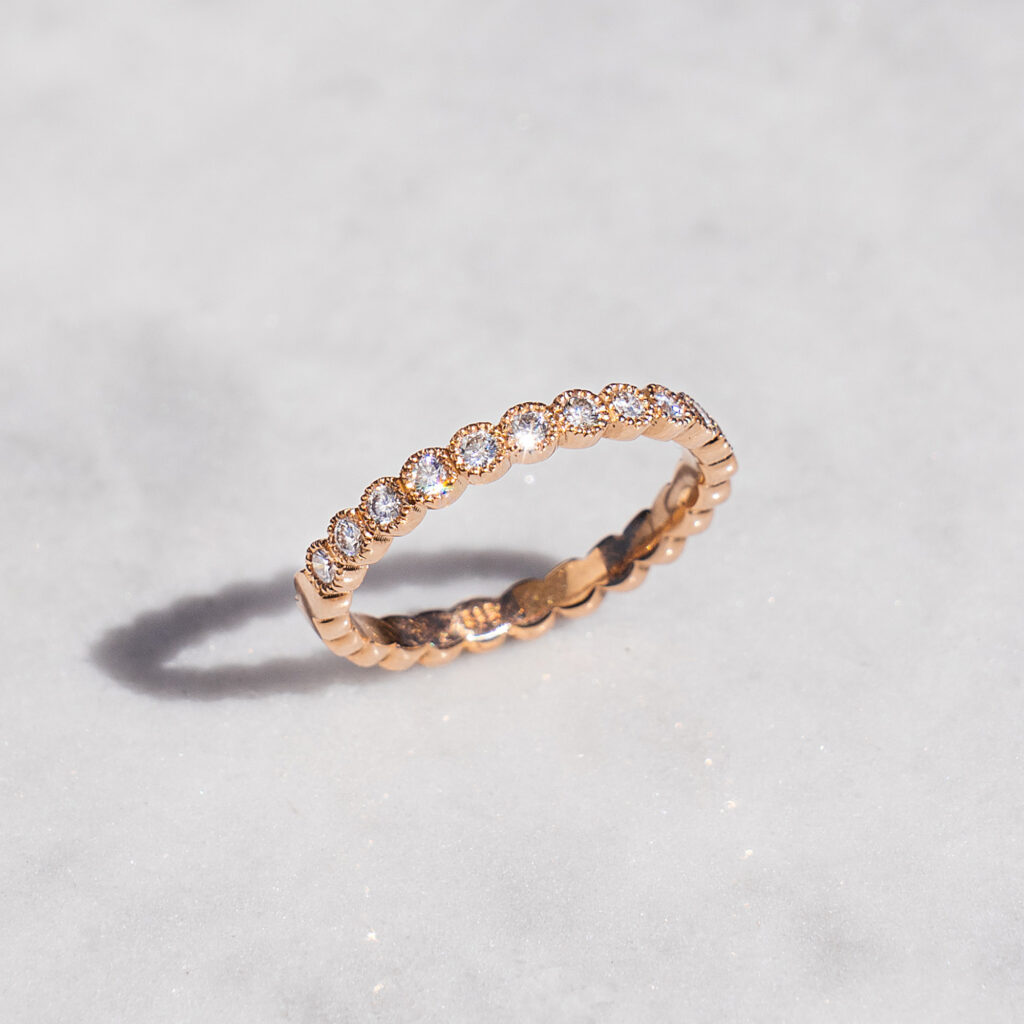 Feiner Verlobungsring aus Gold mit Brillanten mit Millgriff Fassung.