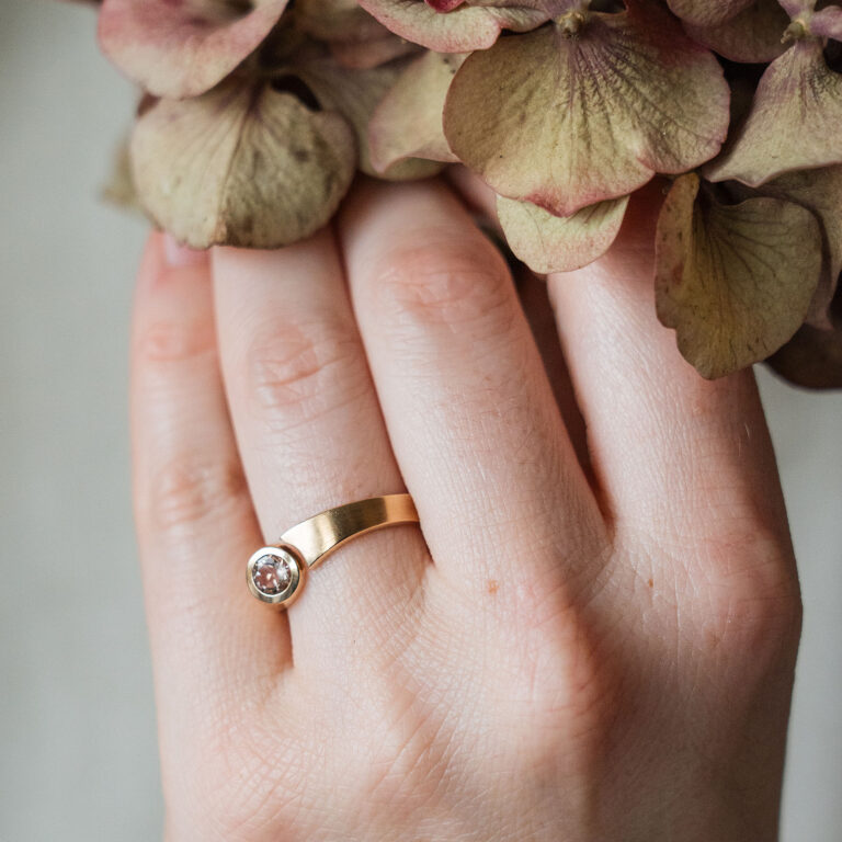 Verlobungsring aus Gelbgold mit Morganit