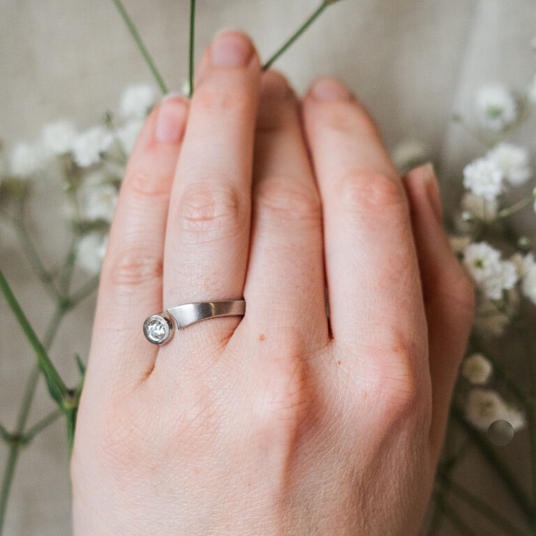 Verlobungsring mit Viertel Carat Brillant aus Platin