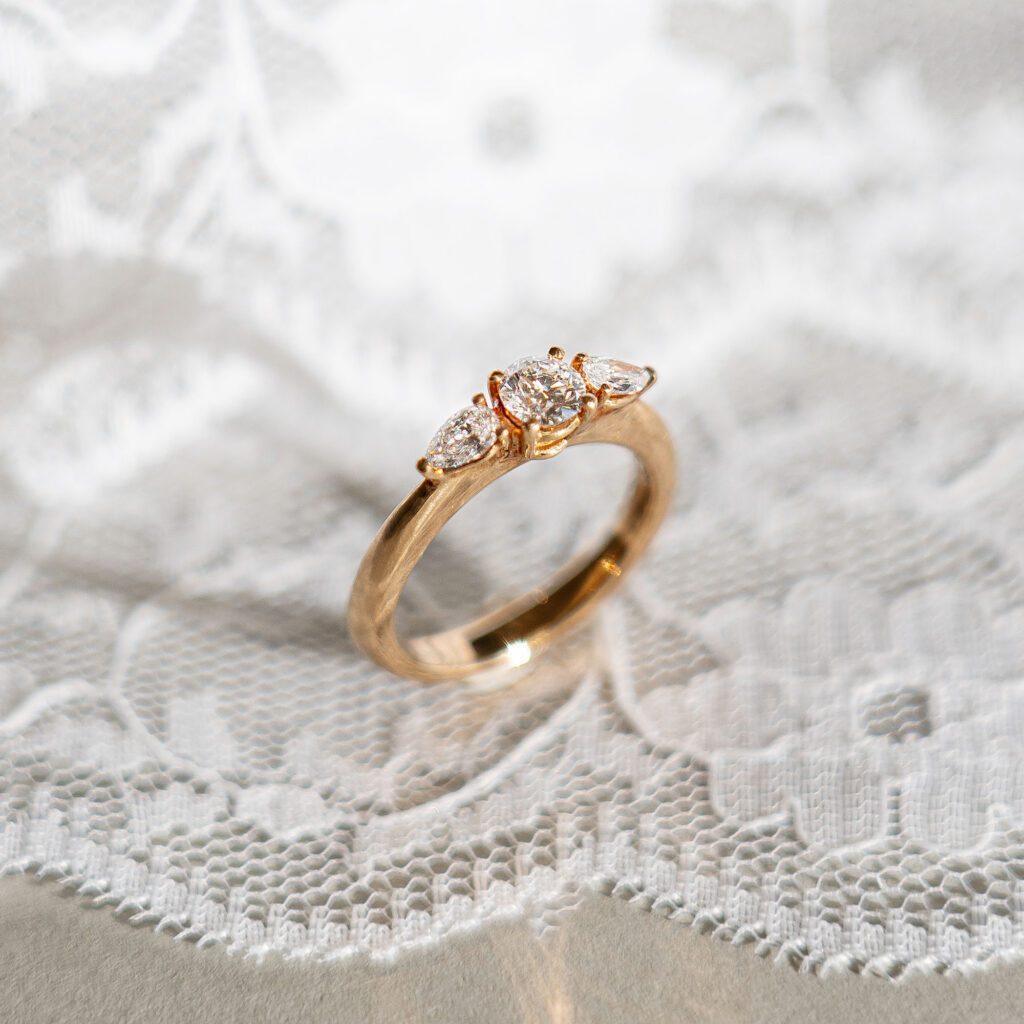 Verlobungsring Roségold mit drei Diamanten