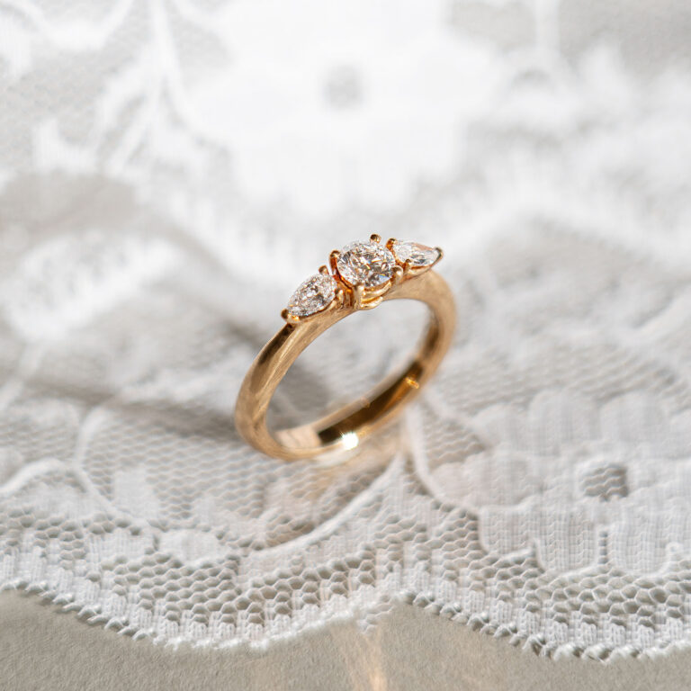 Verlobungsring Roségold mit drei Diamanten