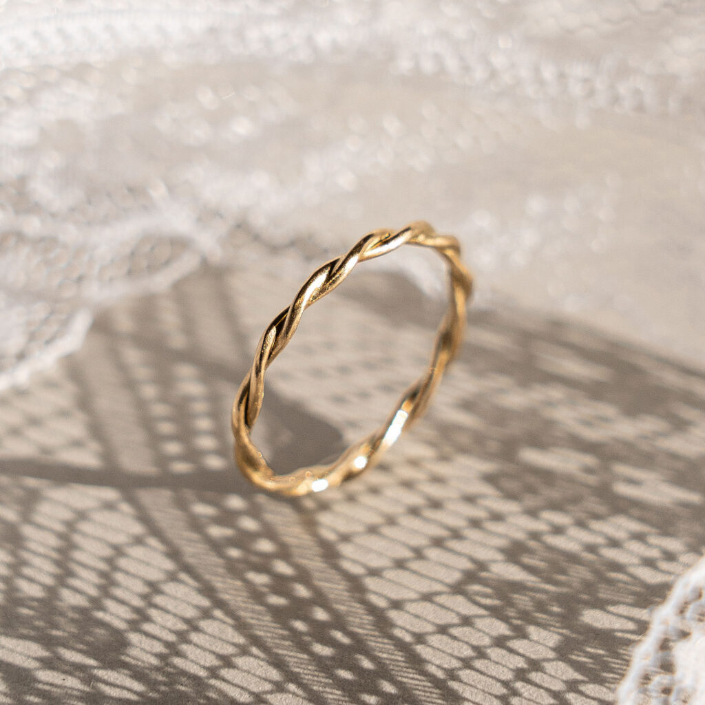 Zarter Kordelring aus Gelbgold