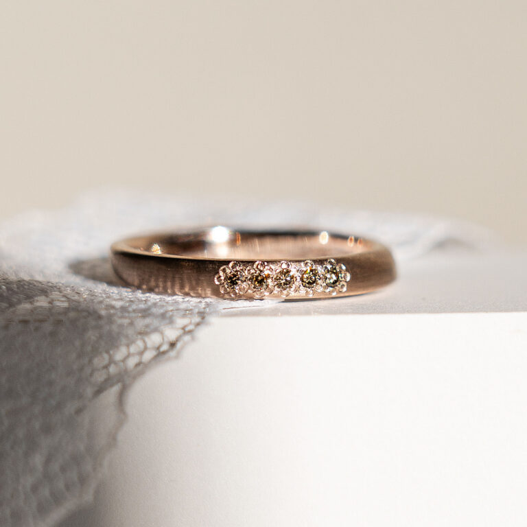 Schmaler Ring aus Roséweißgold mit braunen Brillanten als Blümchen gefasst