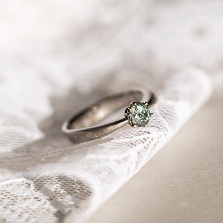 Verlobungsring aus Platin mit grünen Saphir