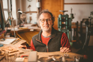 Profilfoto von Goldschmied Matthias THOMAS in seiner Werkstatt